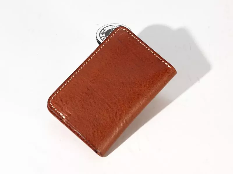 Retro Trend, keyfiyyət və praktikliyi özündə birləşdirən şəhərin yeni sevimlisi, əl işi ilə tikilmiş həqiqi dəri qısa pul kisəsini qaytarır